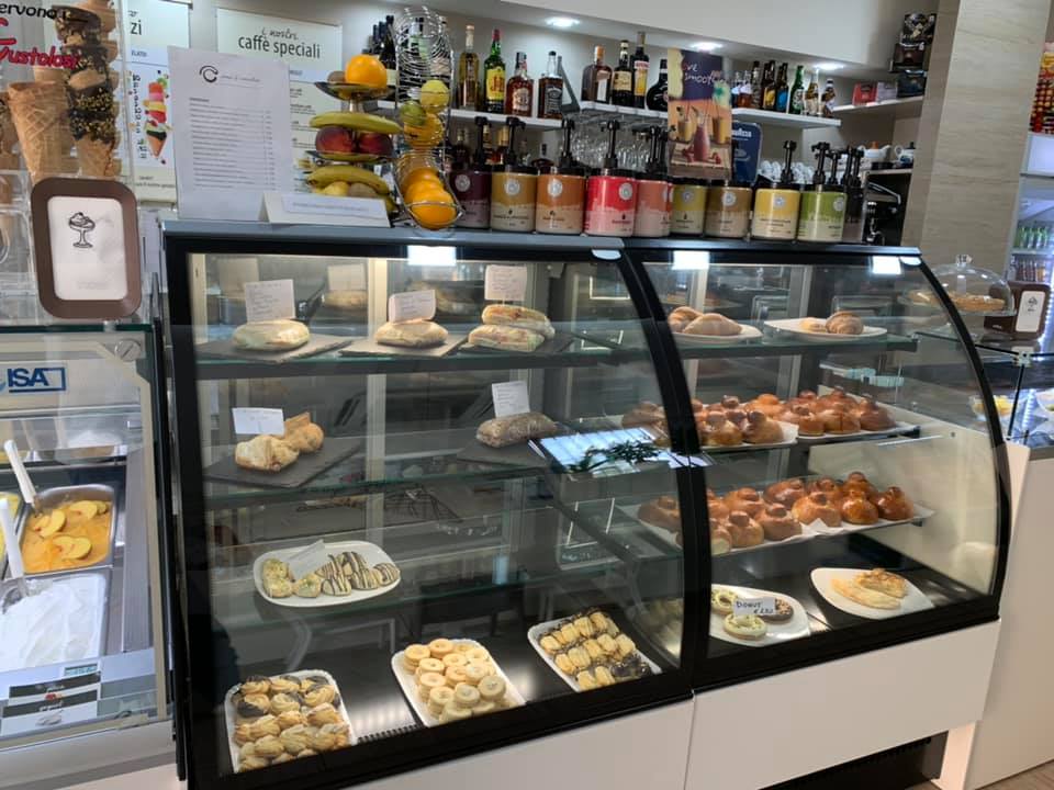 bancone del bar con proposte per la colazione