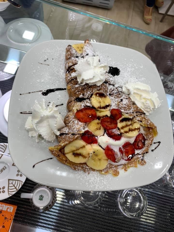 cannolo ripieno di crema e frutta