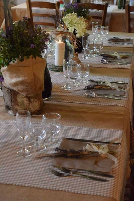 una tavola imbandita all'interno di un ristorante tipico