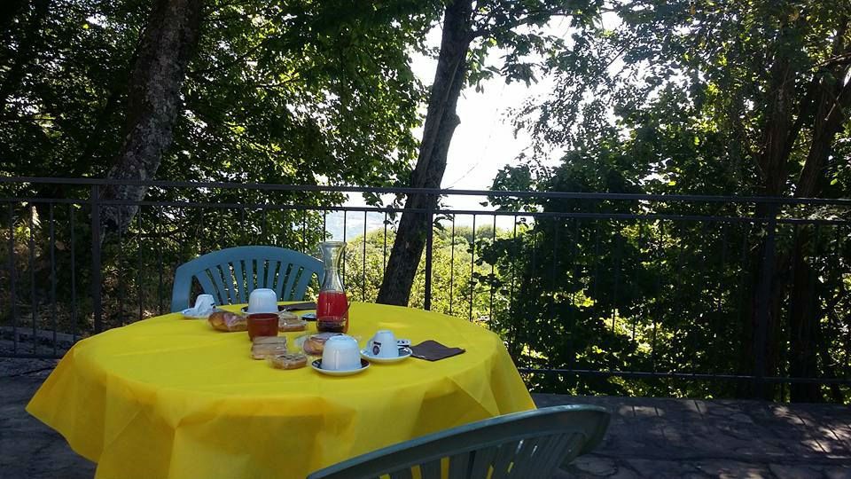 un tavolo apparecchiato su una terrazza panoramica