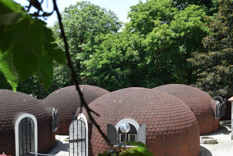 quattro bungalow circondati dalla natura