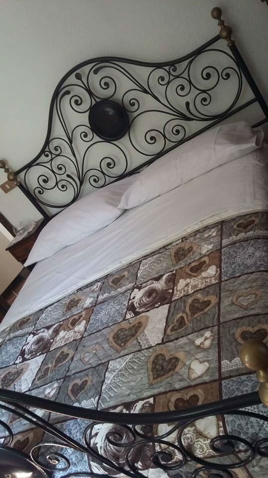 una stanza del bed and breakfast con letto matrimoniale