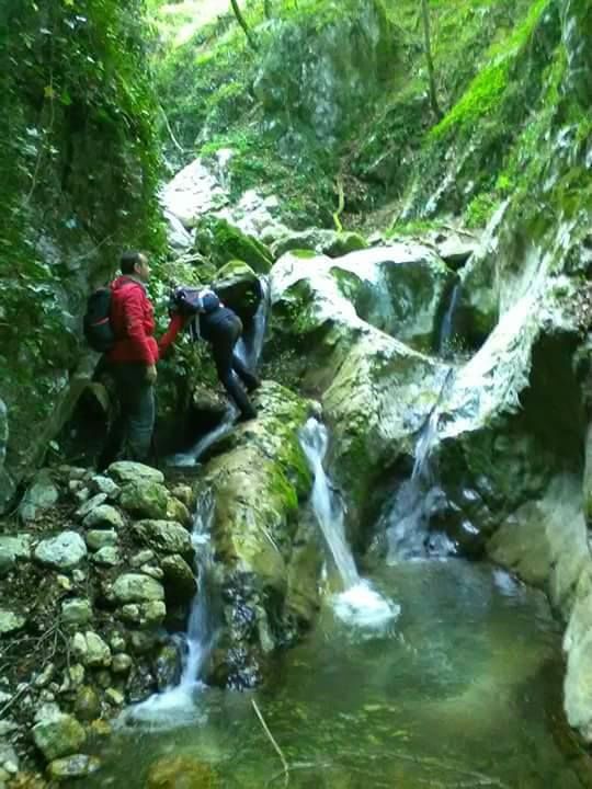 escursionisti lungo torrente