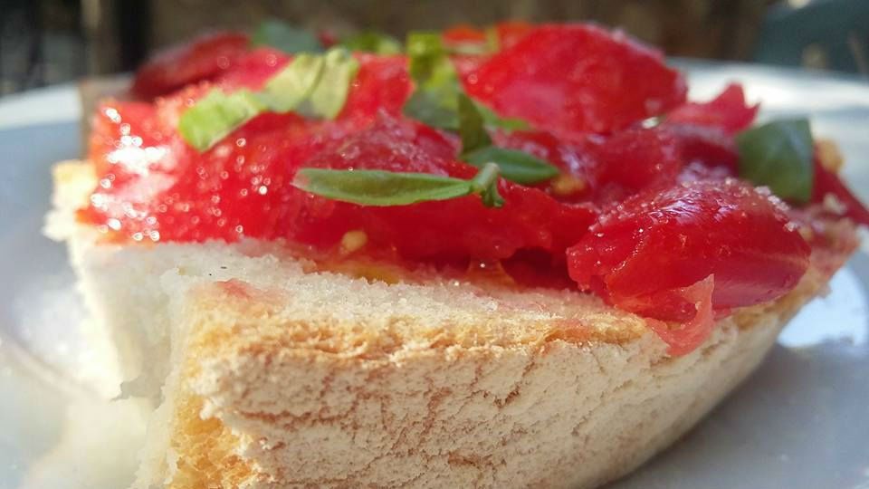 bruschetta con pomodoro fresco