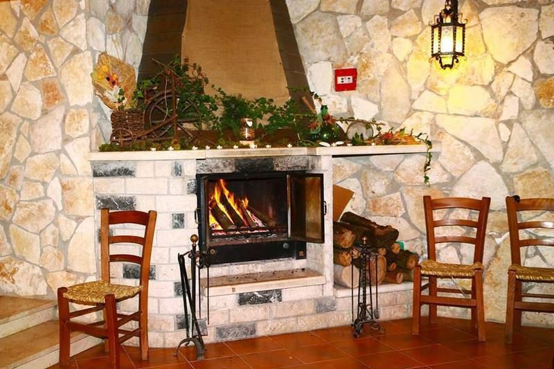 sala di un ristorante tipico con camino a legna