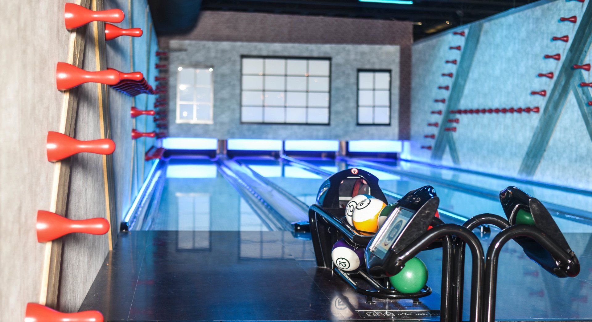 810 BILLIARDS & BOWLING