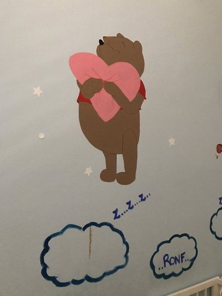 winnie the pooh che abbraccia un cuore rosa