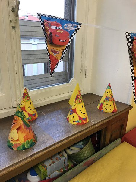 tavolo con cappellini di carta per festeggiare un compleanno