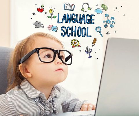 bambina con grandi  occhiali  guarda il monitor di un laptop