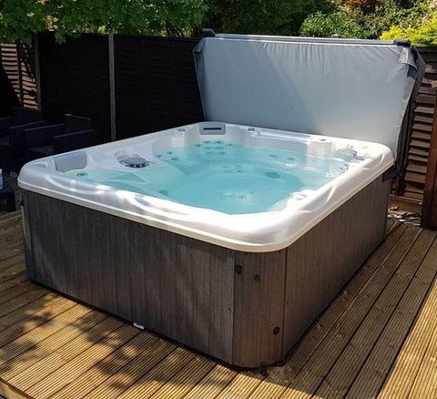 South Seas 965L DX hot tub near Epsom Surrey