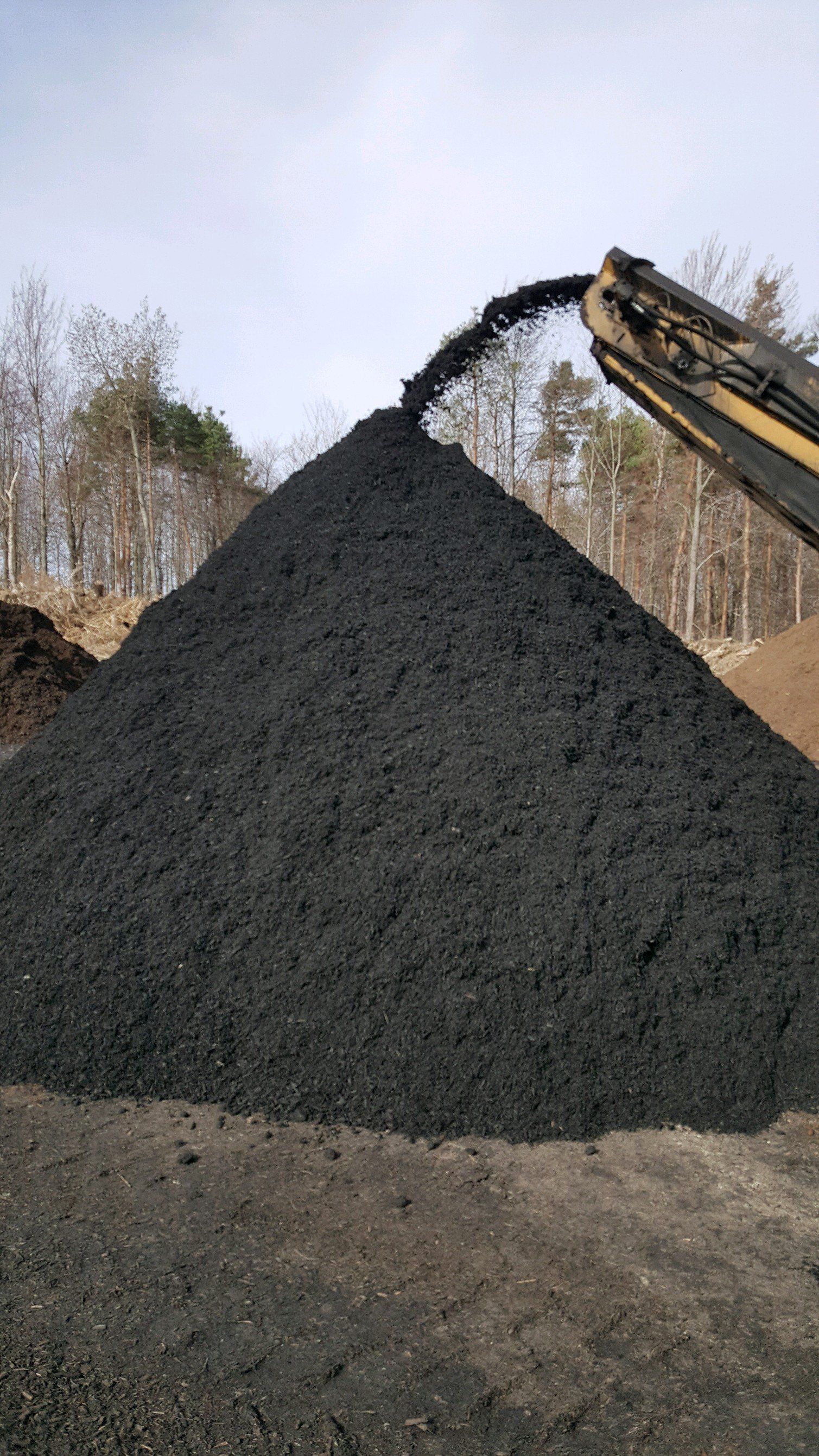 Natural & Dyed Black Mulch Erie, PA Hardwood Bark