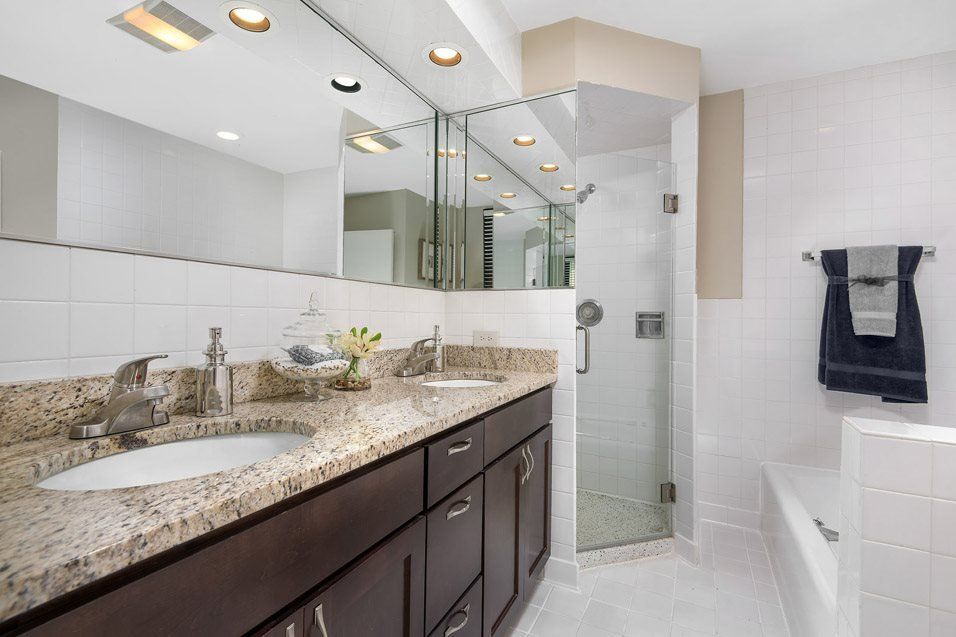 bathroom with big mirrors at Belden-Stratford
