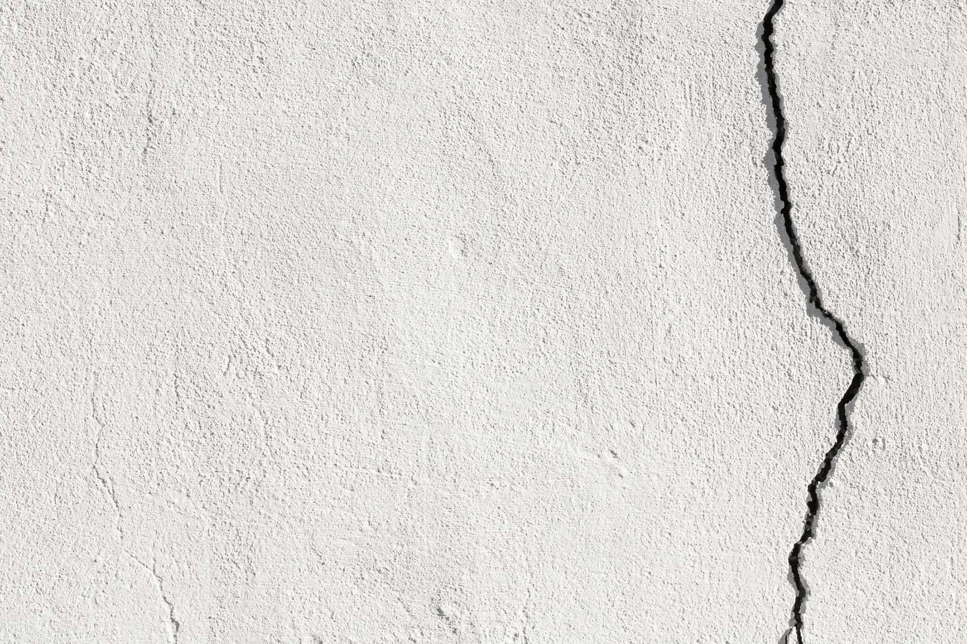 текстура белой стены с трещинами