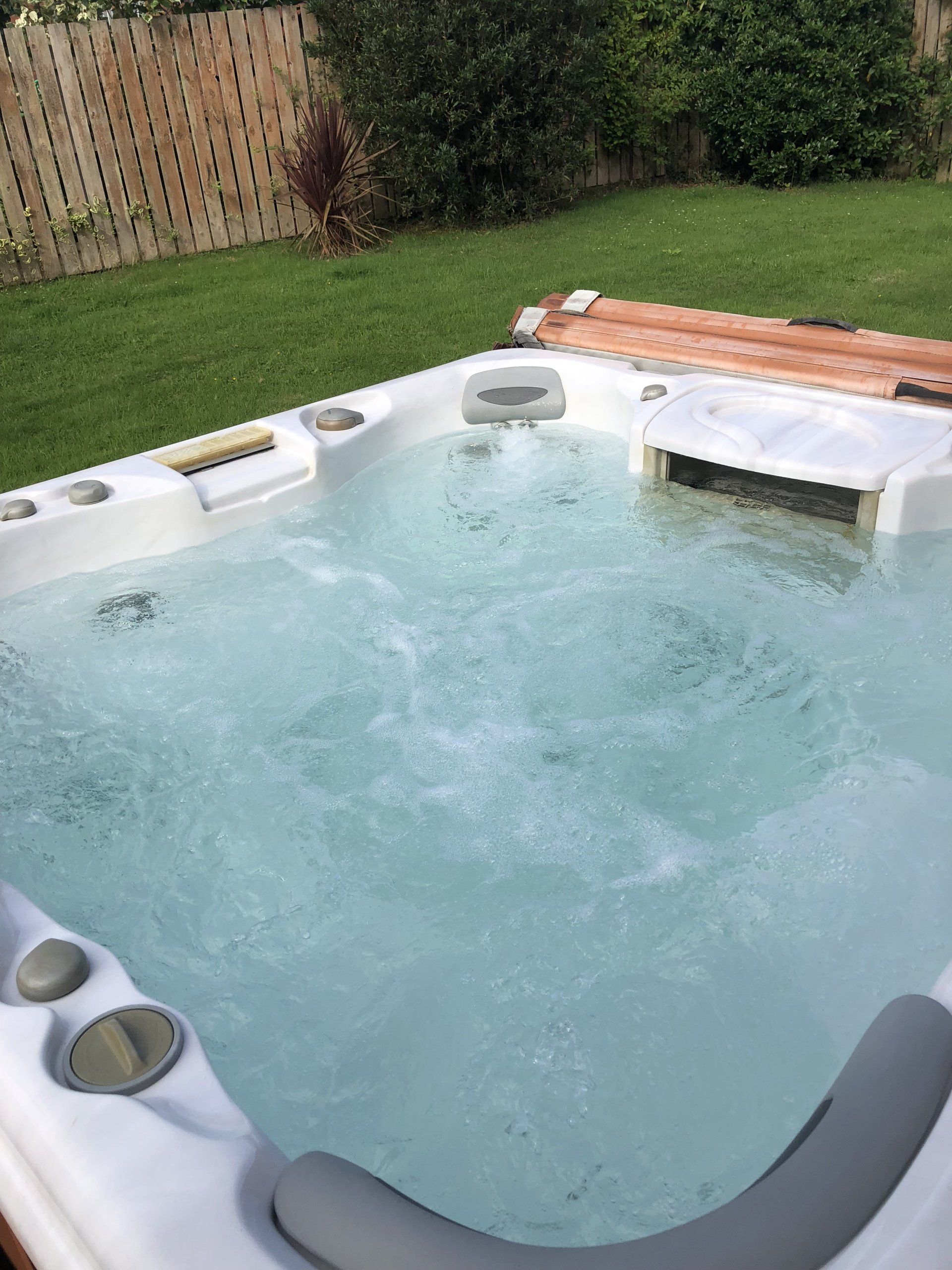 Secondhand, refurbished hot tubs for sale in Northern Ireland.
