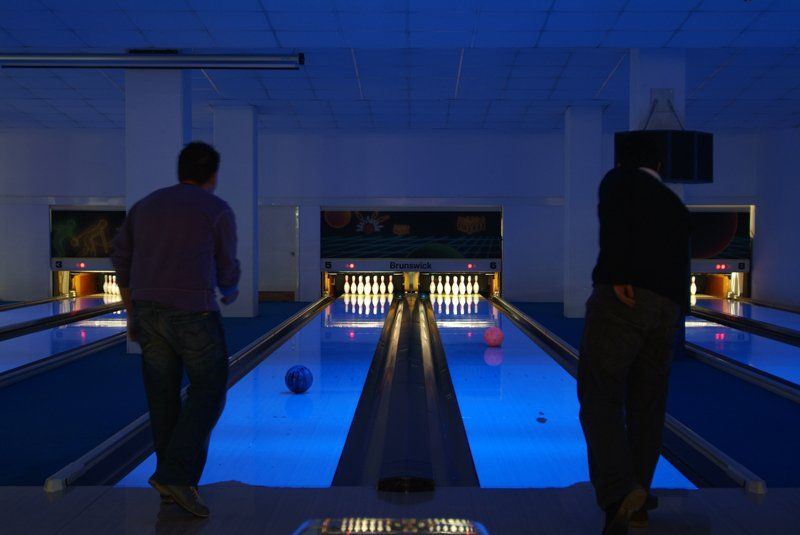 Campo da bowling illuminato con luci al neon
