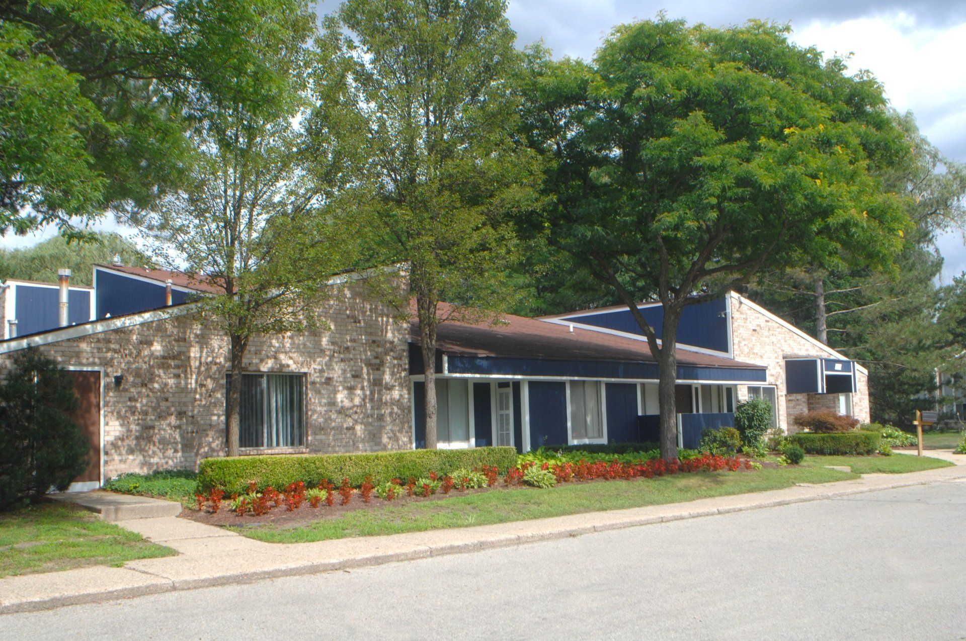 Spring Hill Apartments in Shelby Twp. Near Utica, MI 1 & 2Bedrooms