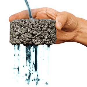 Acqua passando attraverso il cemento