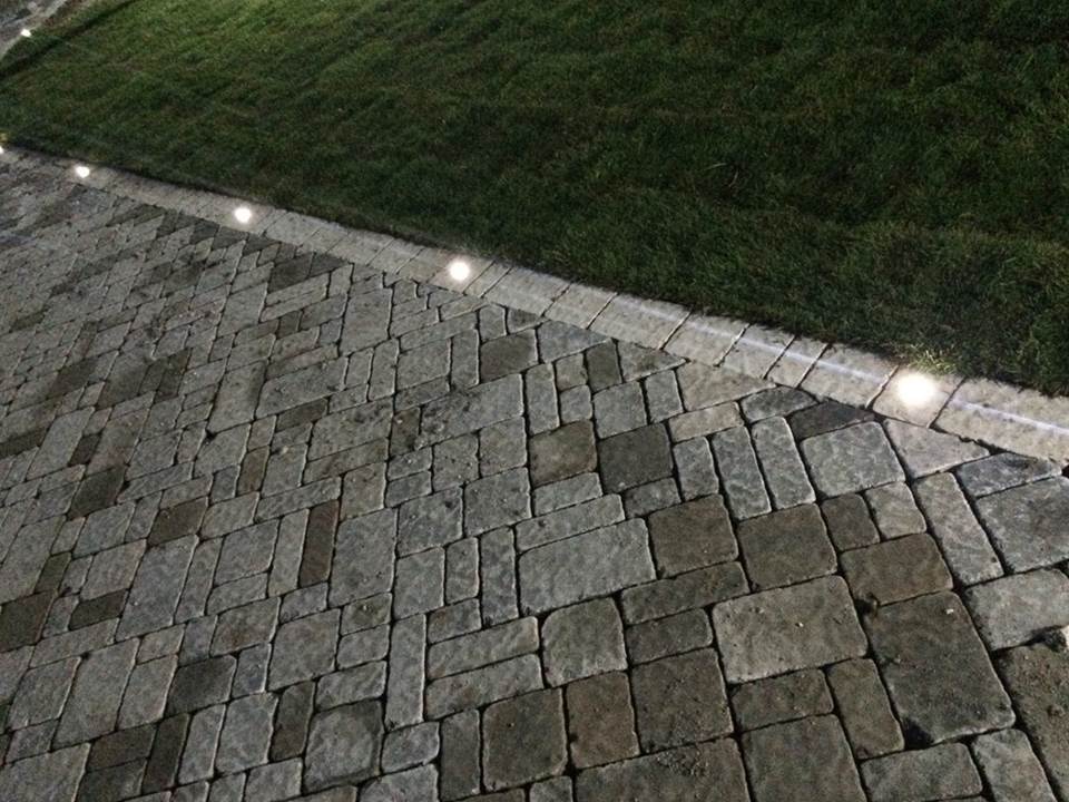 Giardino fiancheggiato di led